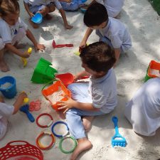 niños-jugando-en-la-arena